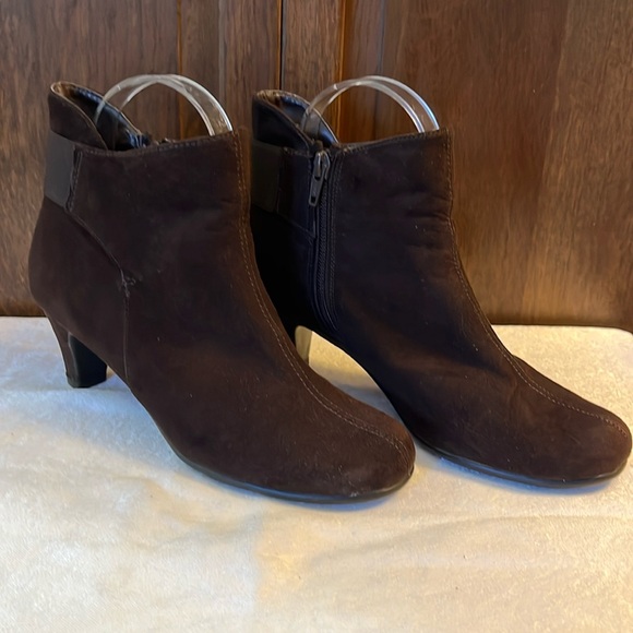 Aerosoles Ankle Boots Brown Healed Suede size 6 Like New - Picture 1 of 10